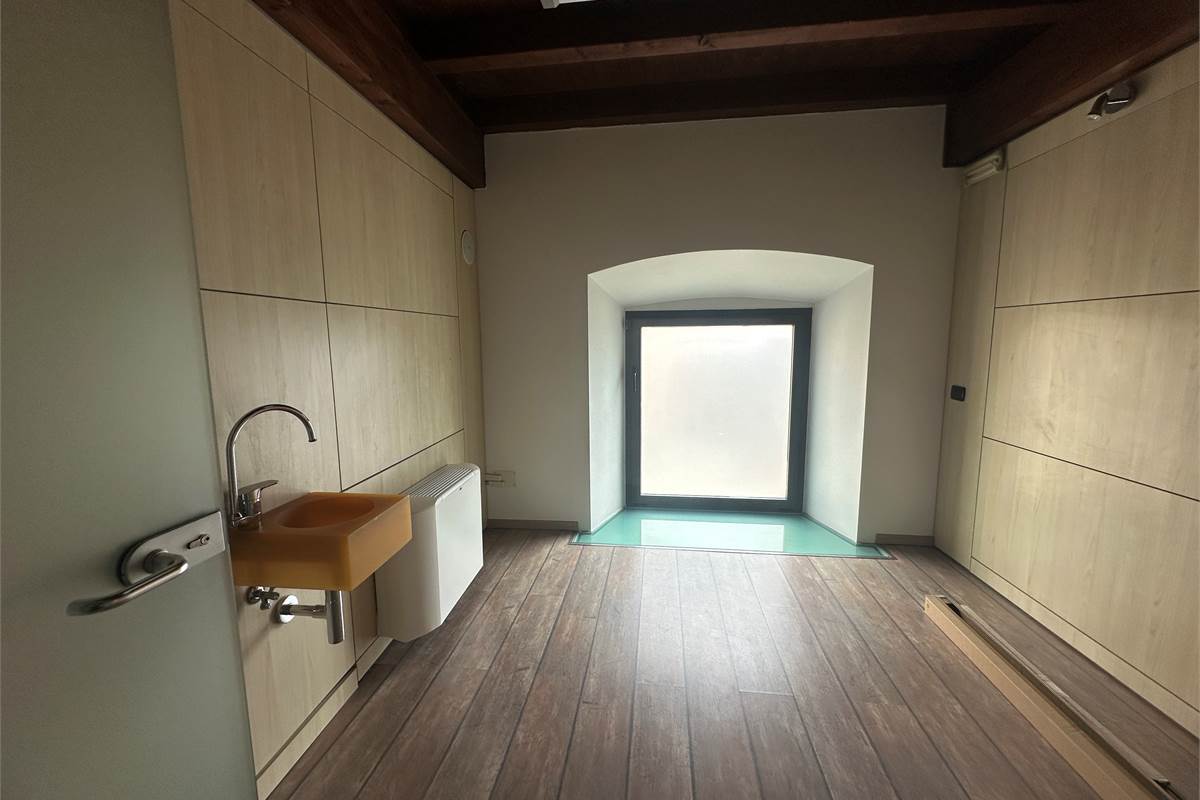 ALBESE CON CASSANO:LOCALI COMMERCIALI IN CENTRO