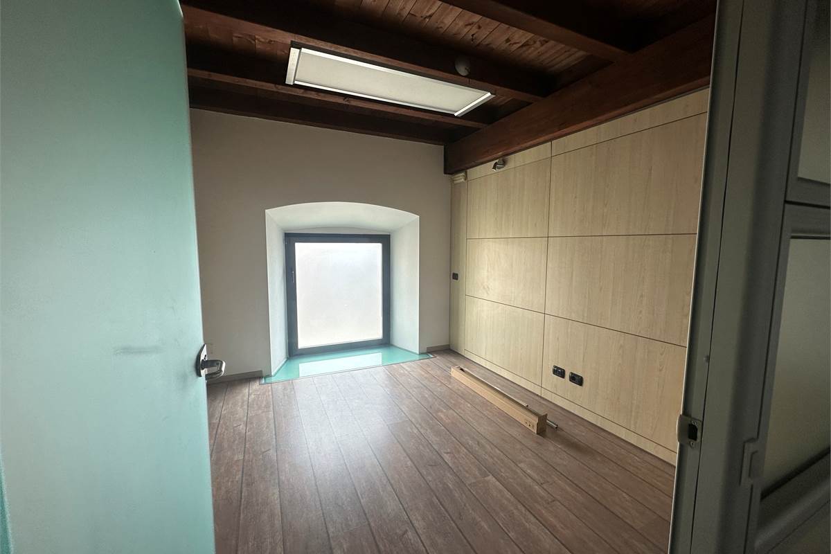 ALBESE CON CASSANO:LOCALI COMMERCIALI IN CENTRO