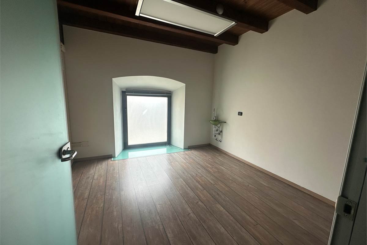 ALBESE CON CASSANO:LOCALI COMMERCIALI IN CENTRO