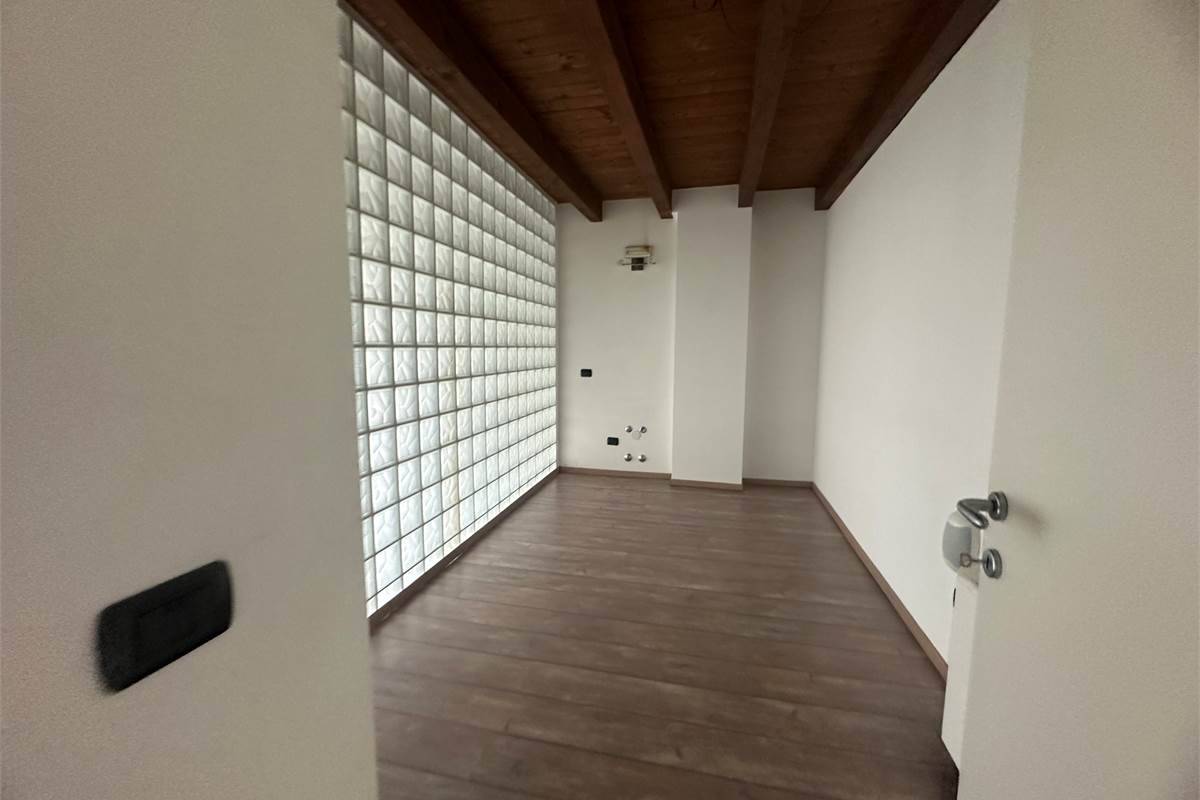 ALBESE CON CASSANO:LOCALI COMMERCIALI IN CENTRO