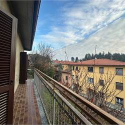 EUPILIO:PORZIONE DI CASA CON GIARDINO