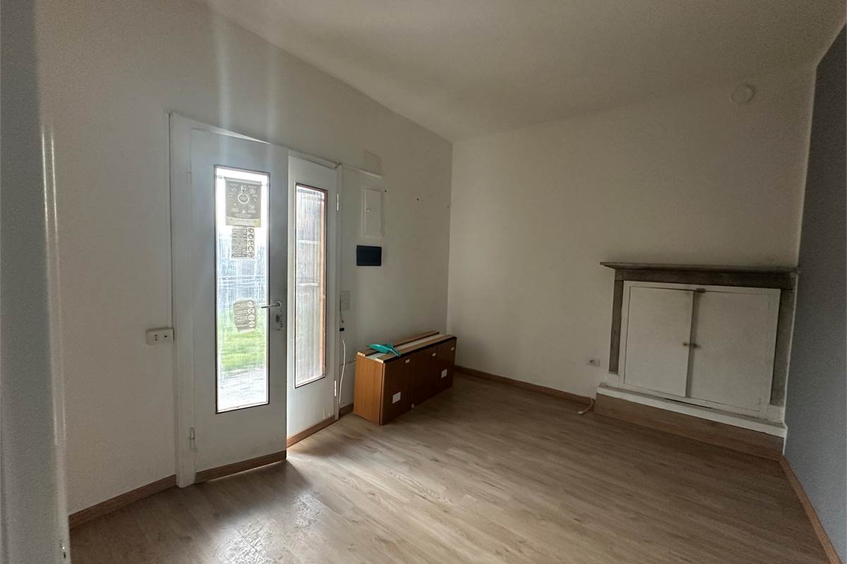 EUPILIO:PORZIONE CON 2 APPARTAMENTI