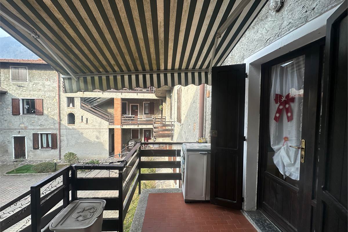 Canzo:appartamento con box e posto auto