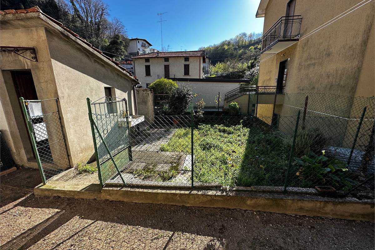 PONTELAMBRO: PORZIONE DI CASA DA ULTIMARE