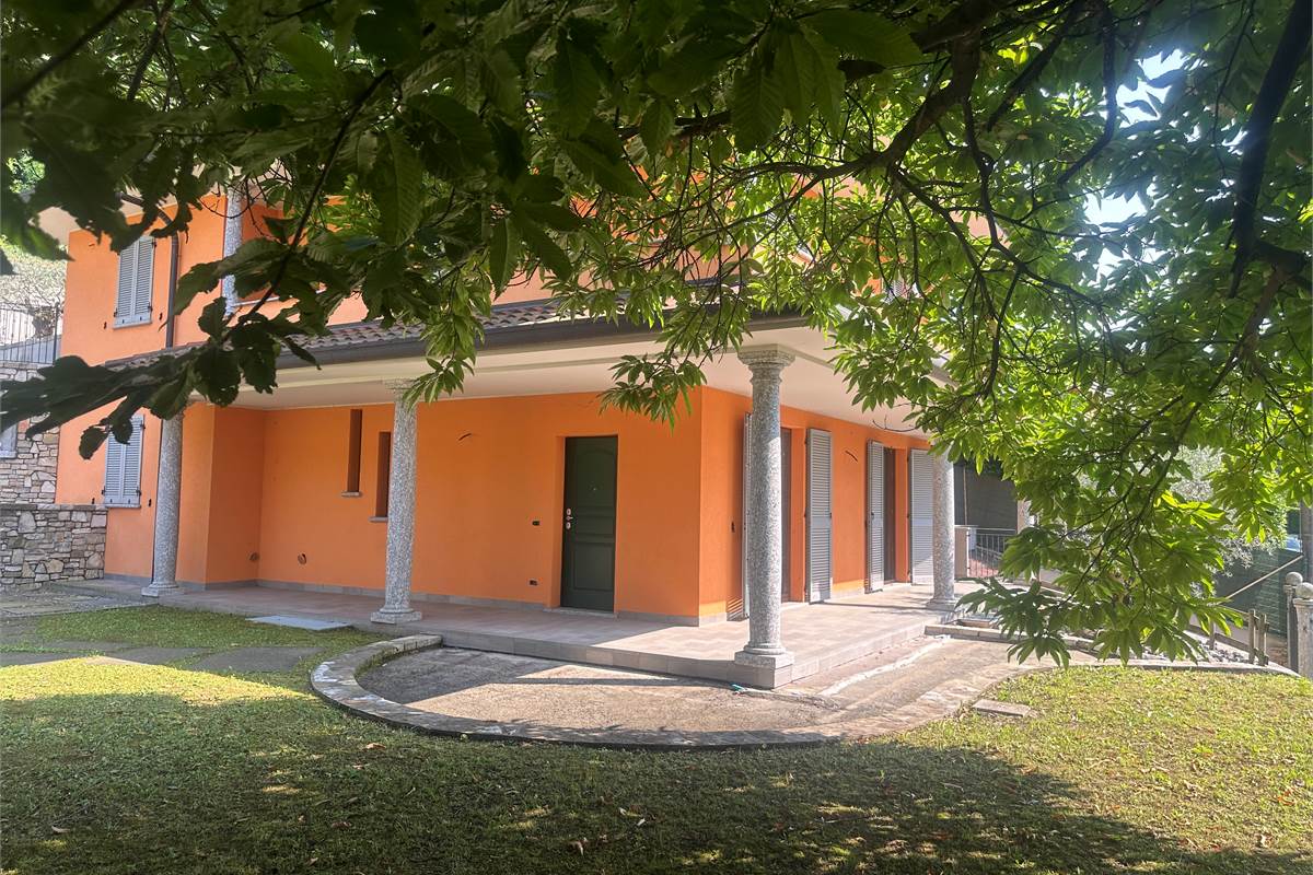 ELEGANTE VILLA SINGOLA IN ZONA RESIDENZIALE