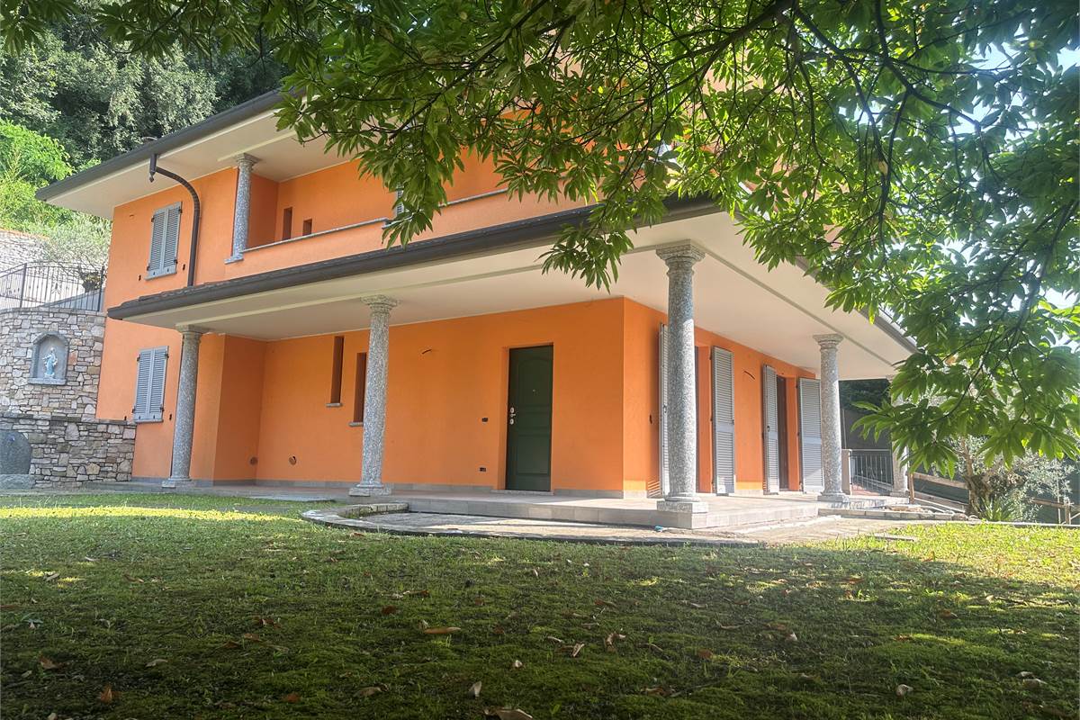 ELEGANTE VILLA SINGOLA IN ZONA RESIDENZIALE