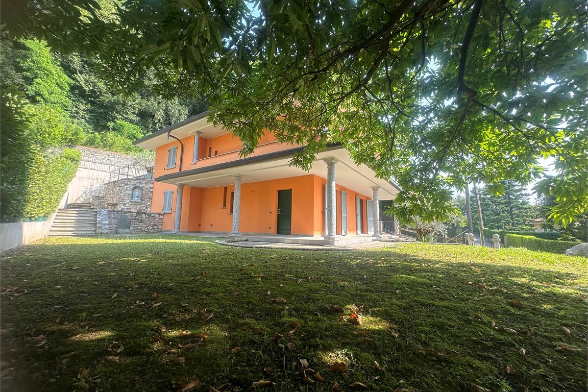 ELEGANTE VILLA SINGOLA IN ZONA RESIDENZIALE