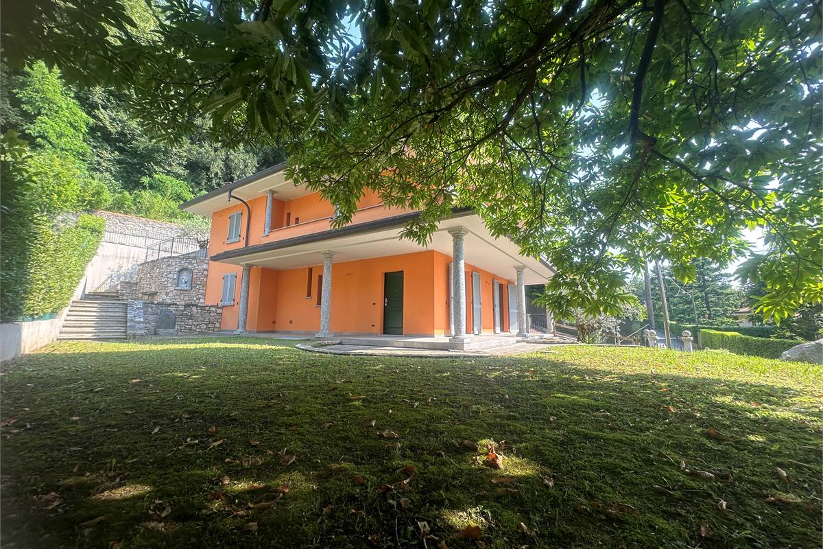 ELEGANTE VILLA SINGOLA IN ZONA RESIDENZIALE