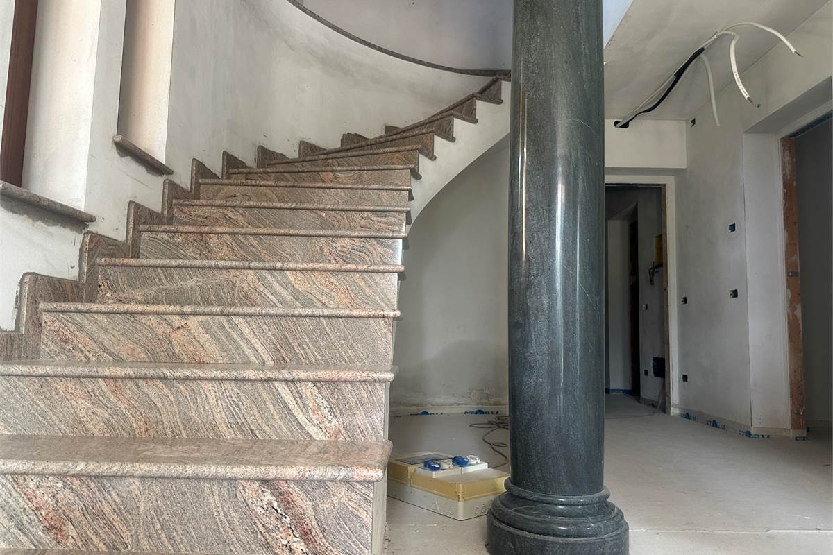 ELEGANTE VILLA SINGOLA IN ZONA RESIDENZIALE