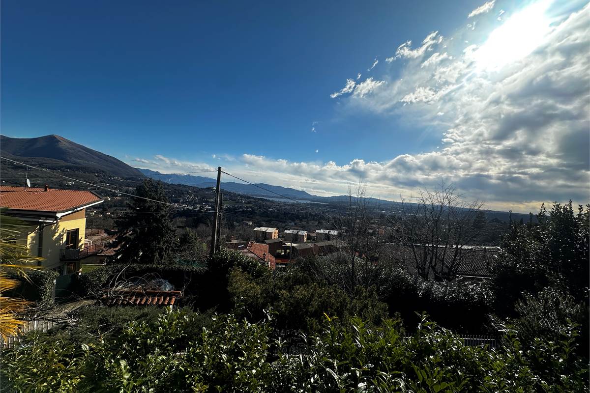 ERBA: VILLA PANORAMICA CON GIARDINO