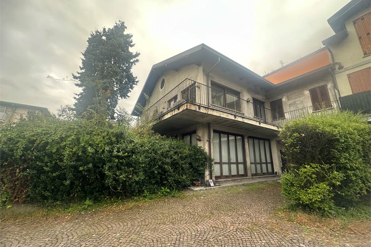 Arosio:Casa singola anche per due famiglie 