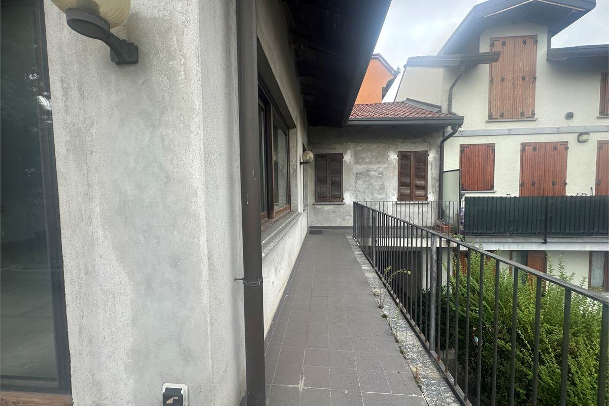 Arosio:Casa singola anche per due famiglie 