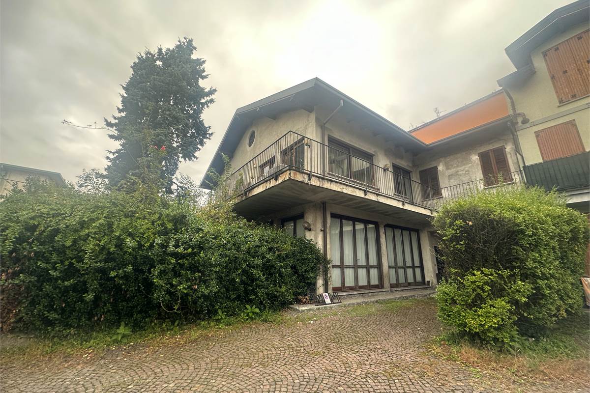 Arosio:Casa singola anche per due famiglie 