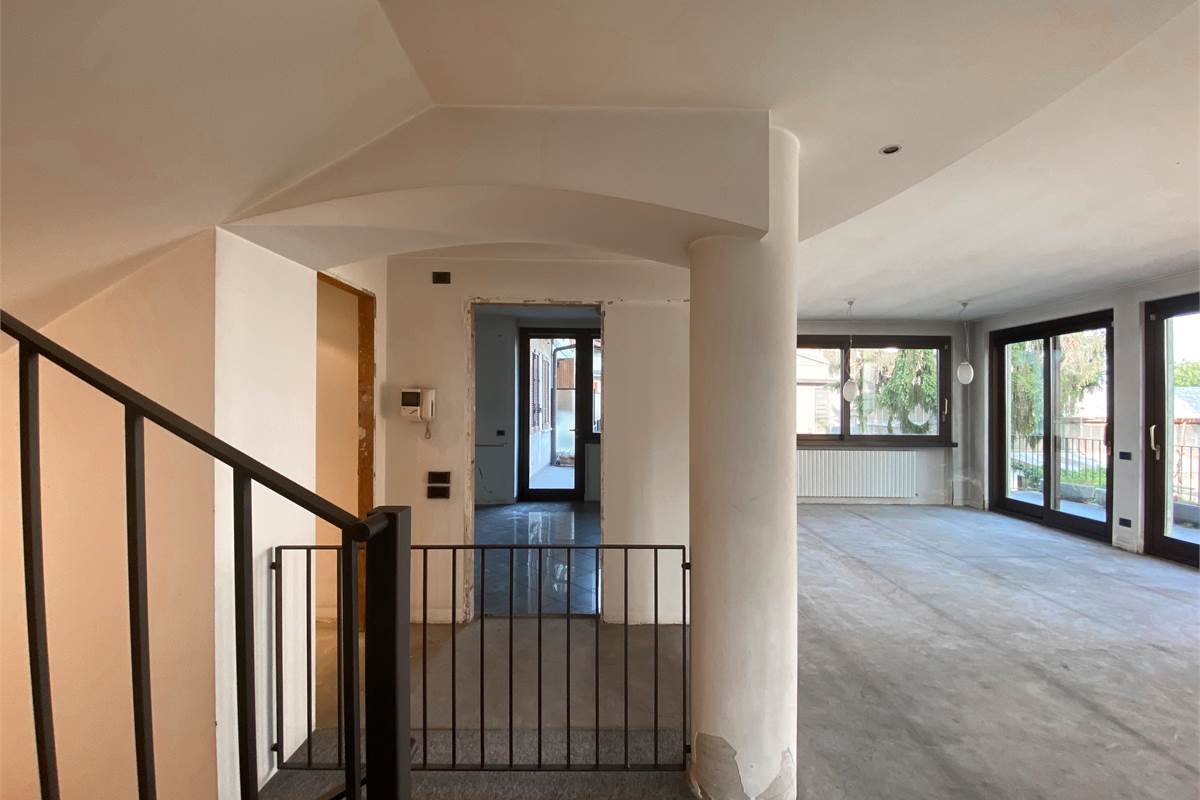 Arosio:Casa singola anche per due famiglie 