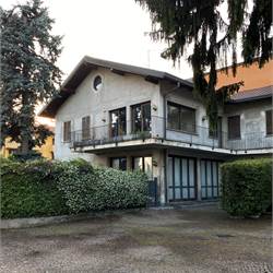 Arosio:Casa singola anche per due famiglie 