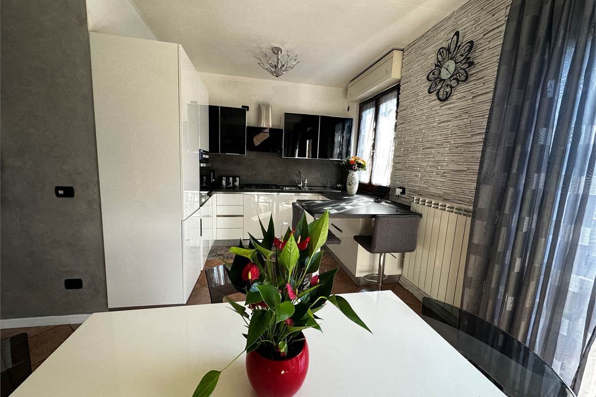 ALBAVILLA:AMPIO APPARTAMENTO CON BOX