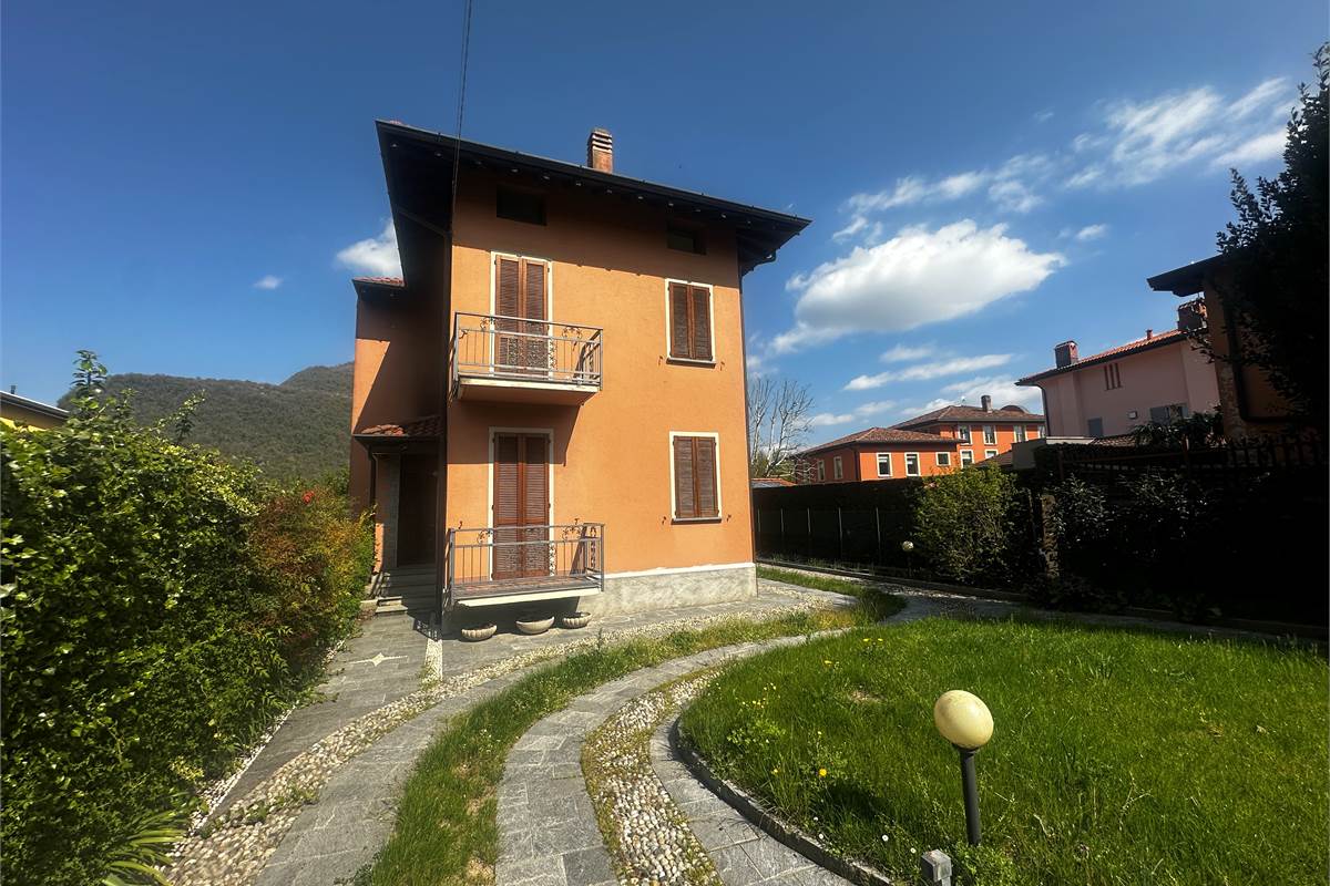 EUPILIO:VILLA SINGOLA CON GIARDINO