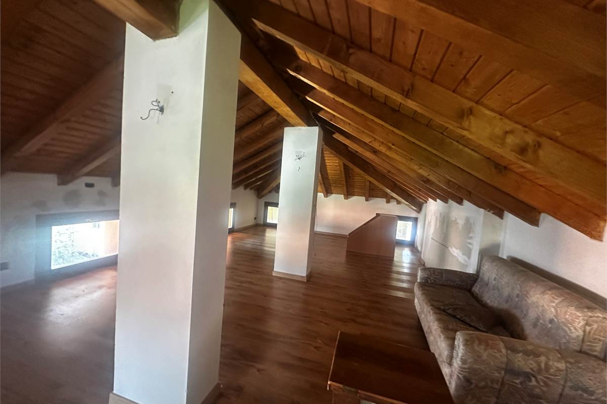 EUPILIO:VILLA SINGOLA CON GIARDINO