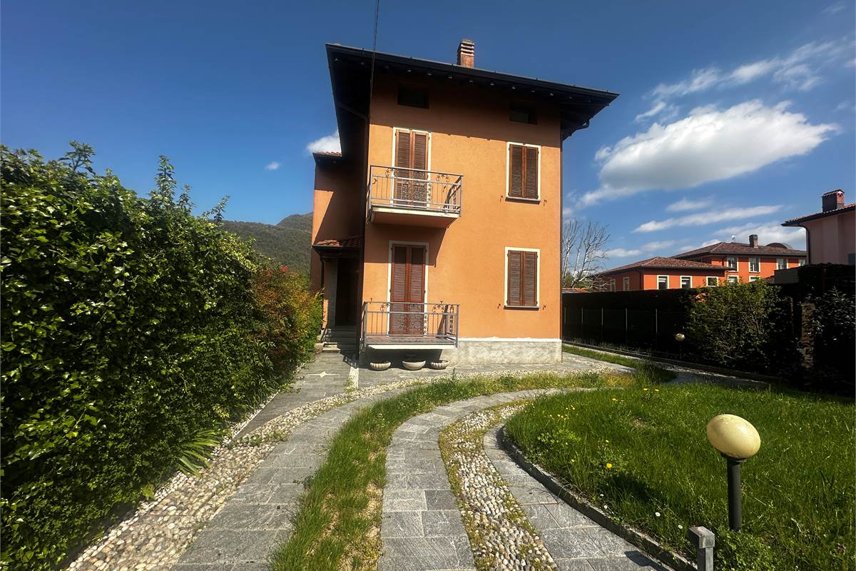 EUPILIO:VILLA SINGOLA CON GIARDINO