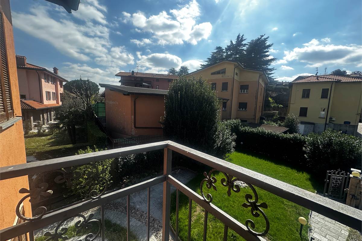 EUPILIO:VILLA SINGOLA CON GIARDINO