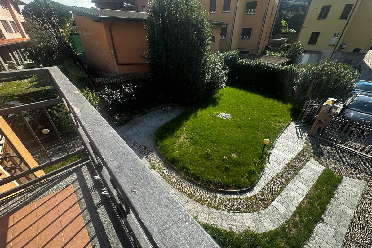 EUPILIO:VILLA SINGOLA CON GIARDINO