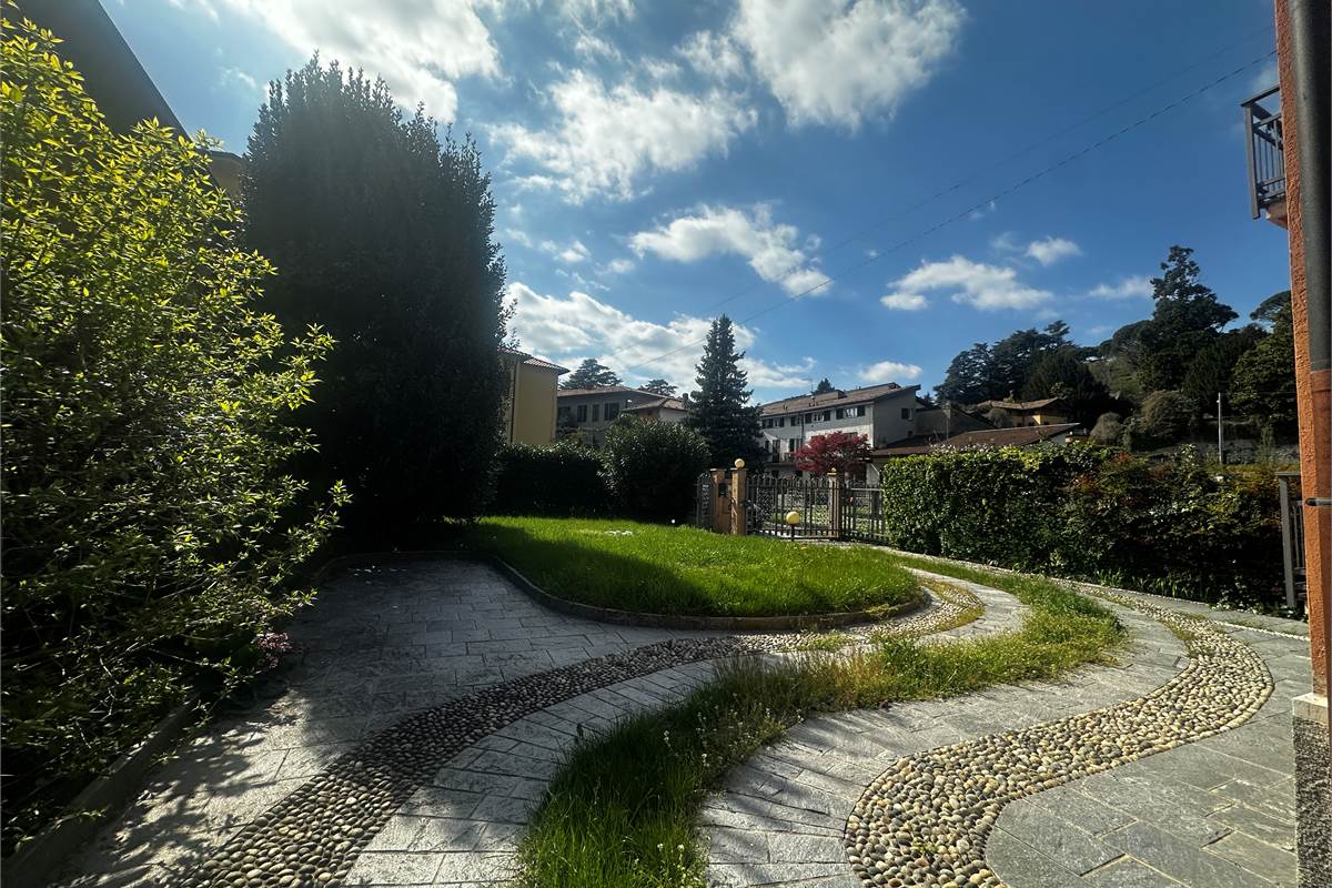 EUPILIO:VILLA SINGOLA CON GIARDINO