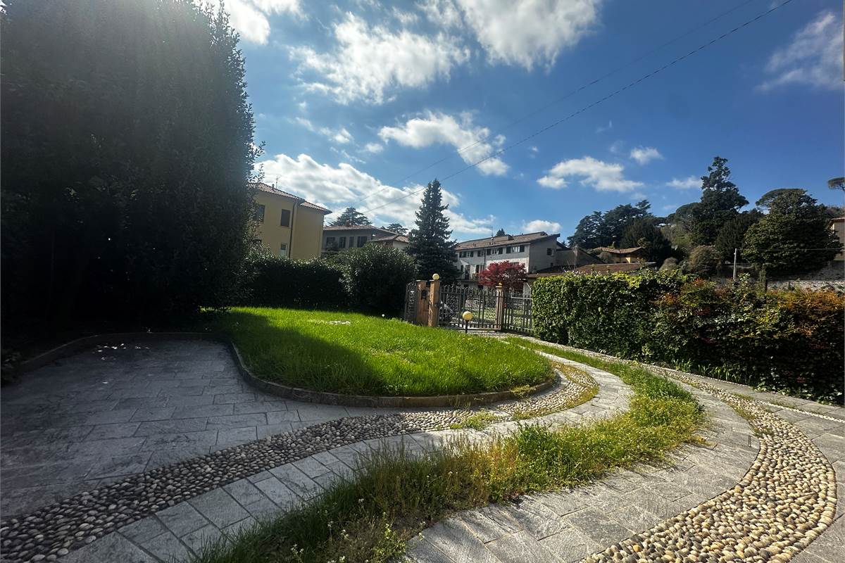 EUPILIO:VILLA SINGOLA CON GIARDINO