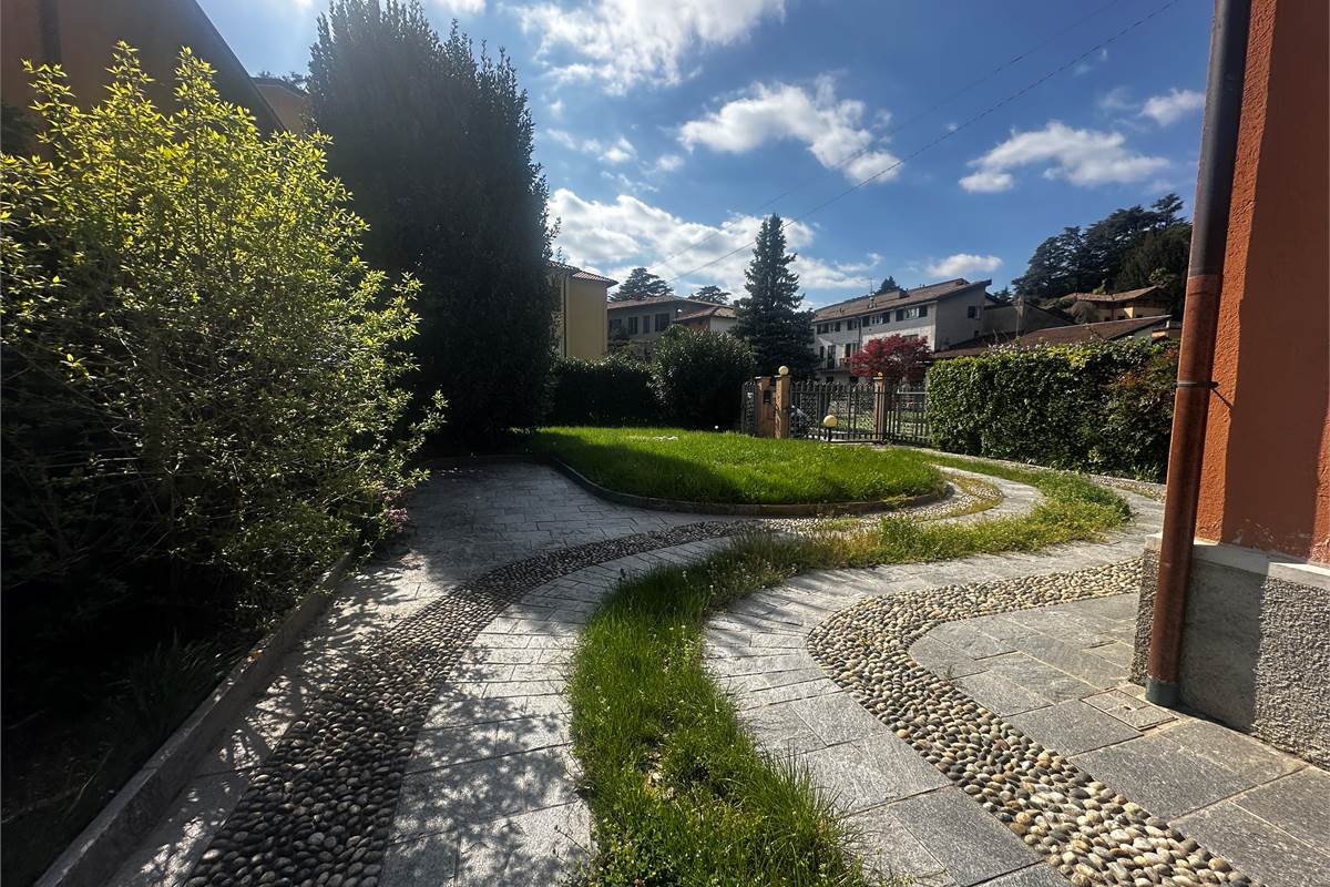 EUPILIO:VILLA SINGOLA CON GIARDINO