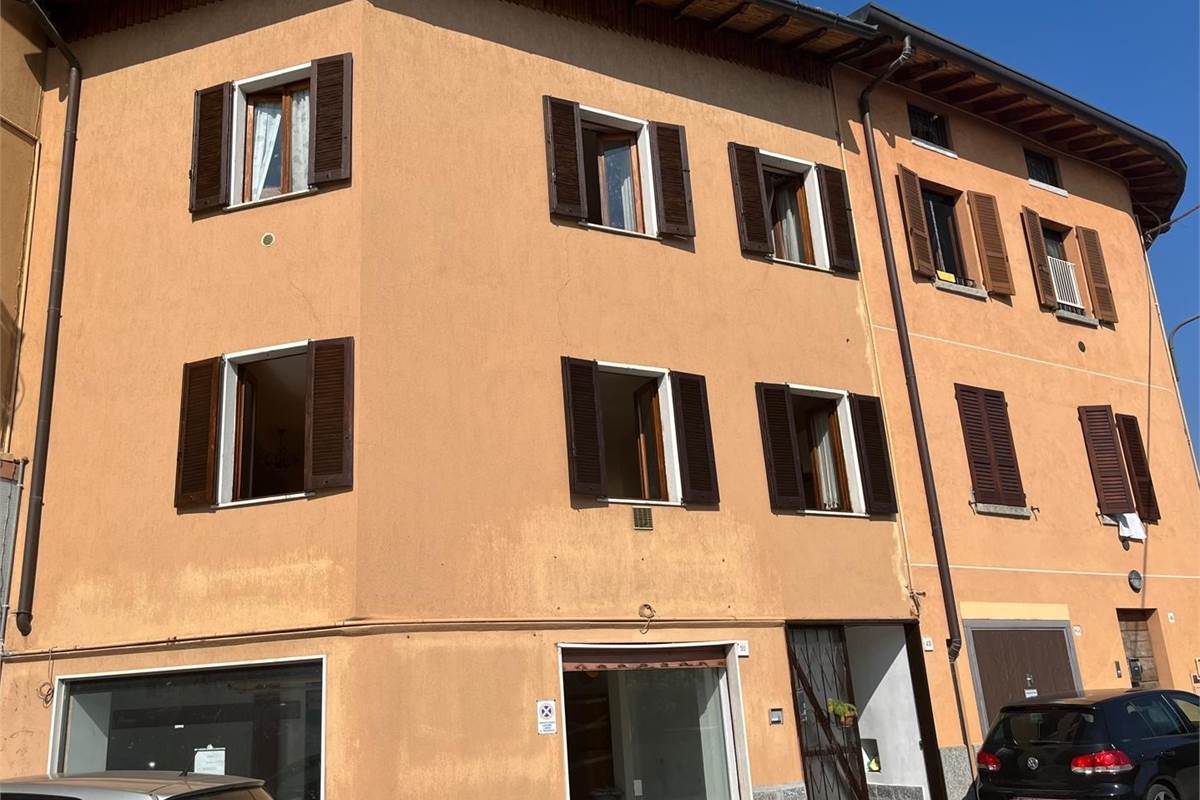 ERBA:PORZIONE DI CASA CON 2 APPART/NEGOZIO