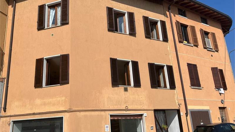 ERBA:PORZIONE DI CASA CON 2 APPART/NEGOZIO
