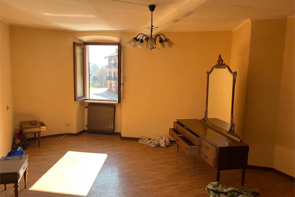 ERBA:PORZIONE DI CASA CON 2 APPART/NEGOZIO