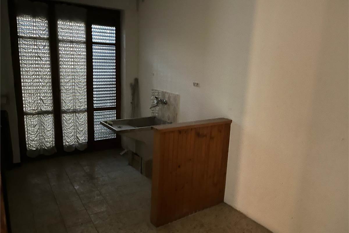 ERBA:PORZIONE DI CASA CON 2 APPART/NEGOZIO