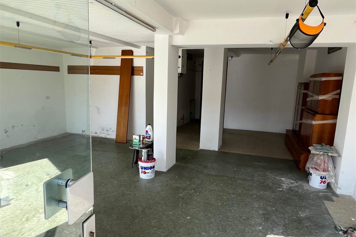 ERBA:PORZIONE DI CASA CON 2 APPART/NEGOZIO