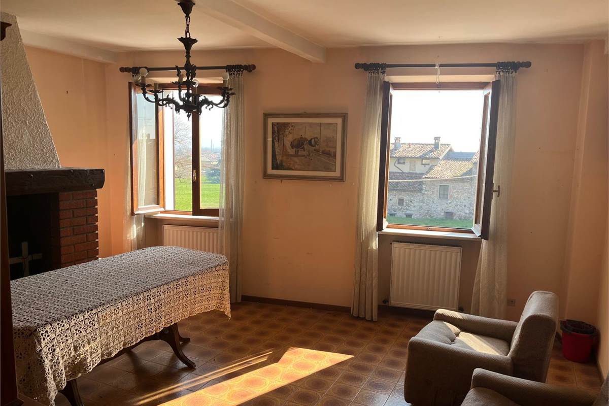 ERBA:PORZIONE DI CASA CON 2 APPART/NEGOZIO