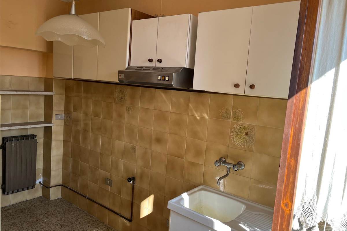 ERBA:PORZIONE DI CASA CON 2 APPART/NEGOZIO