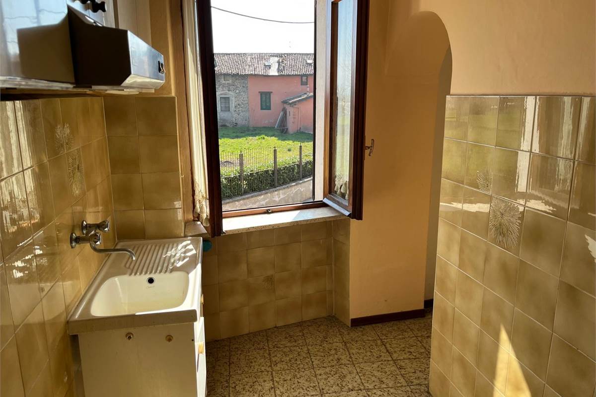 ERBA:PORZIONE DI CASA CON 2 APPART/NEGOZIO