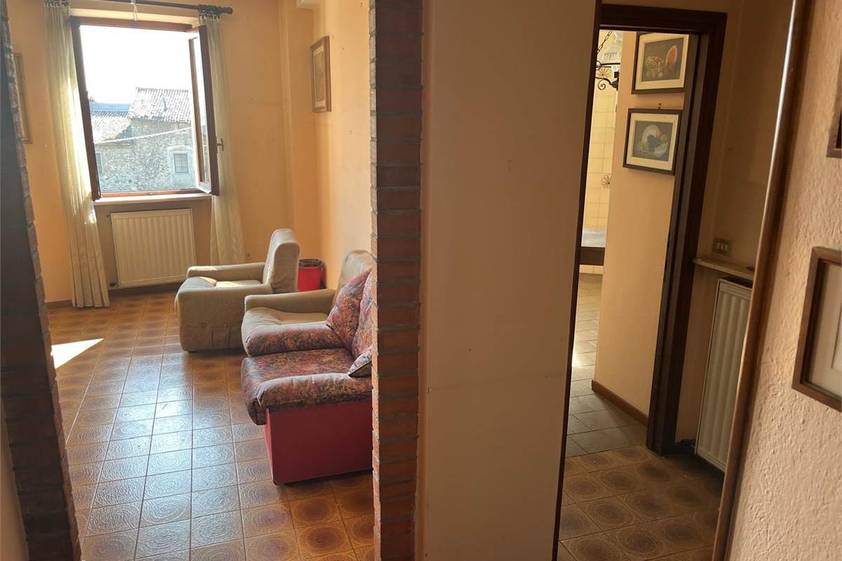 ERBA:PORZIONE DI CASA CON 2 APPART/NEGOZIO