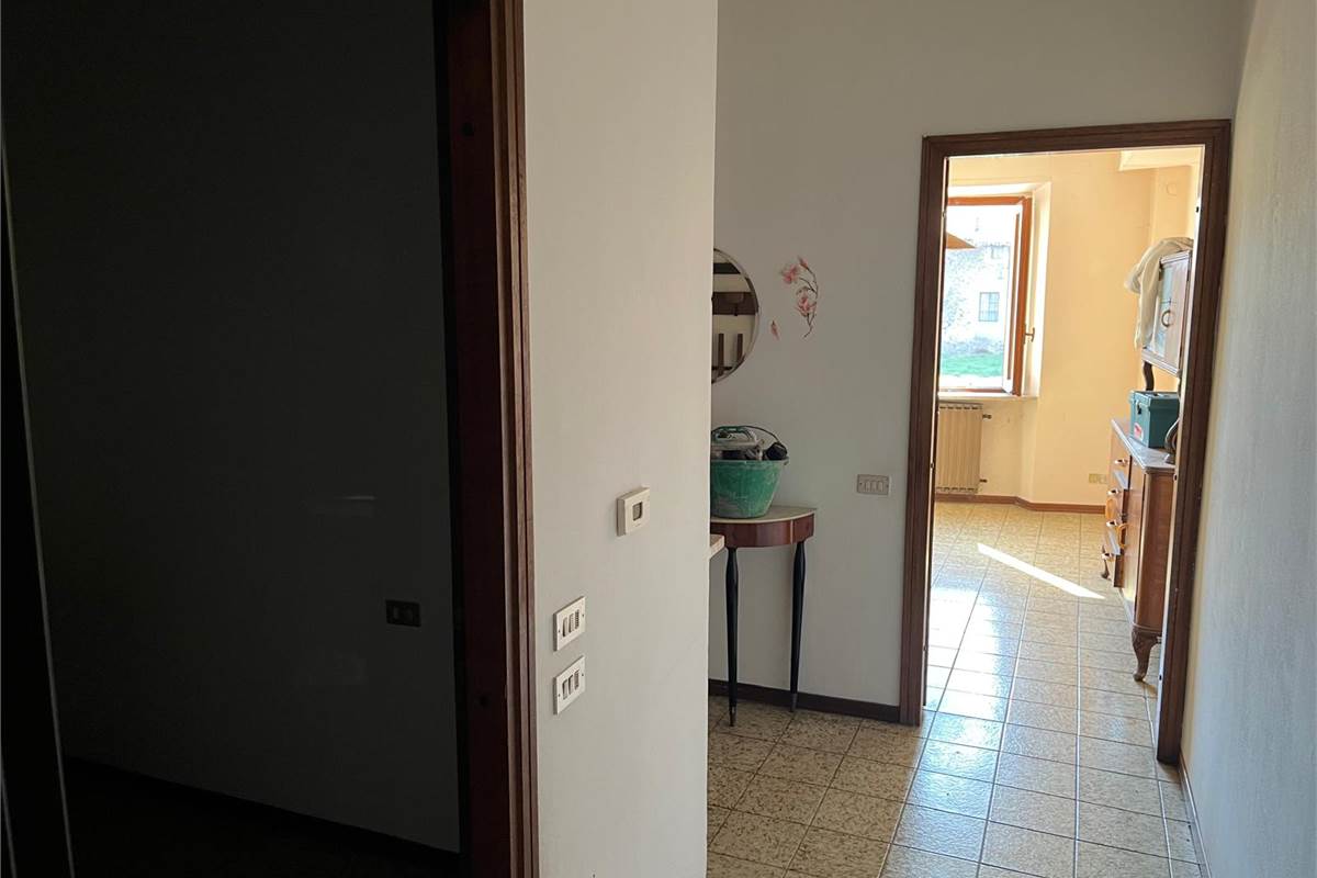 ERBA:PORZIONE DI CASA CON 2 APPART/NEGOZIO