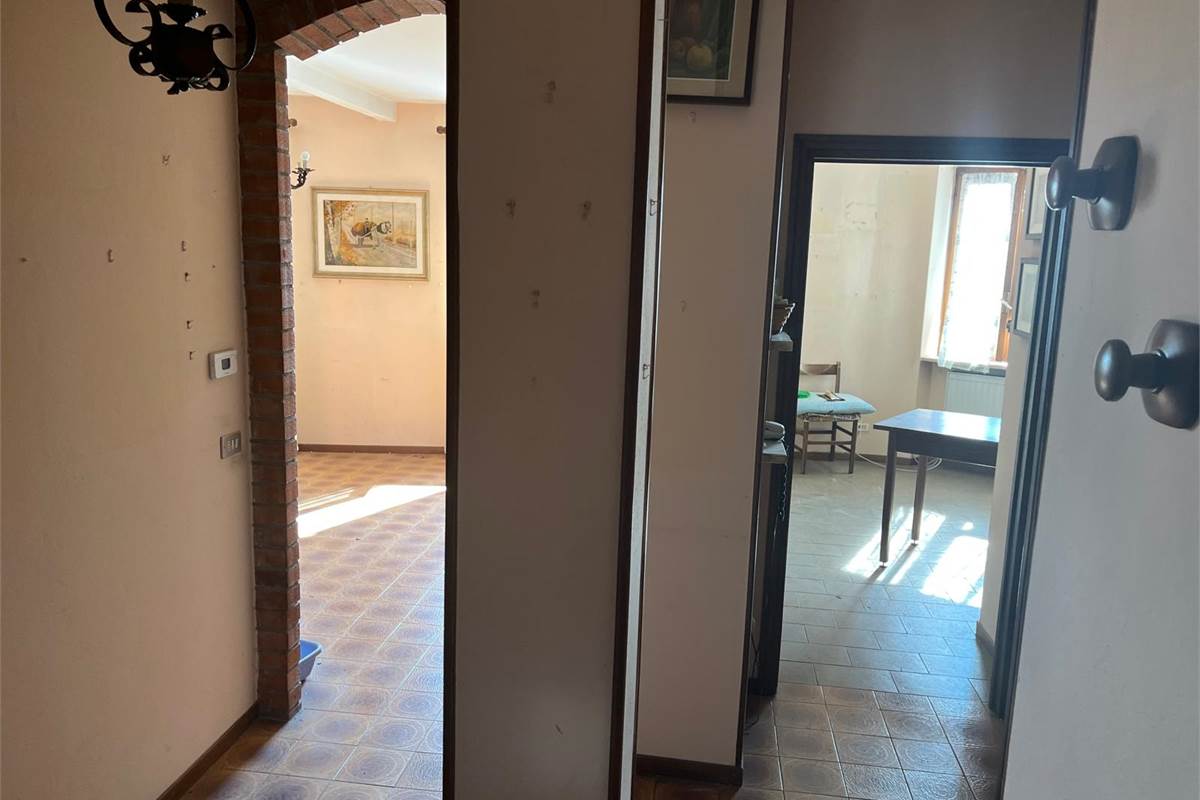 ERBA:PORZIONE DI CASA CON 2 APPART/NEGOZIO