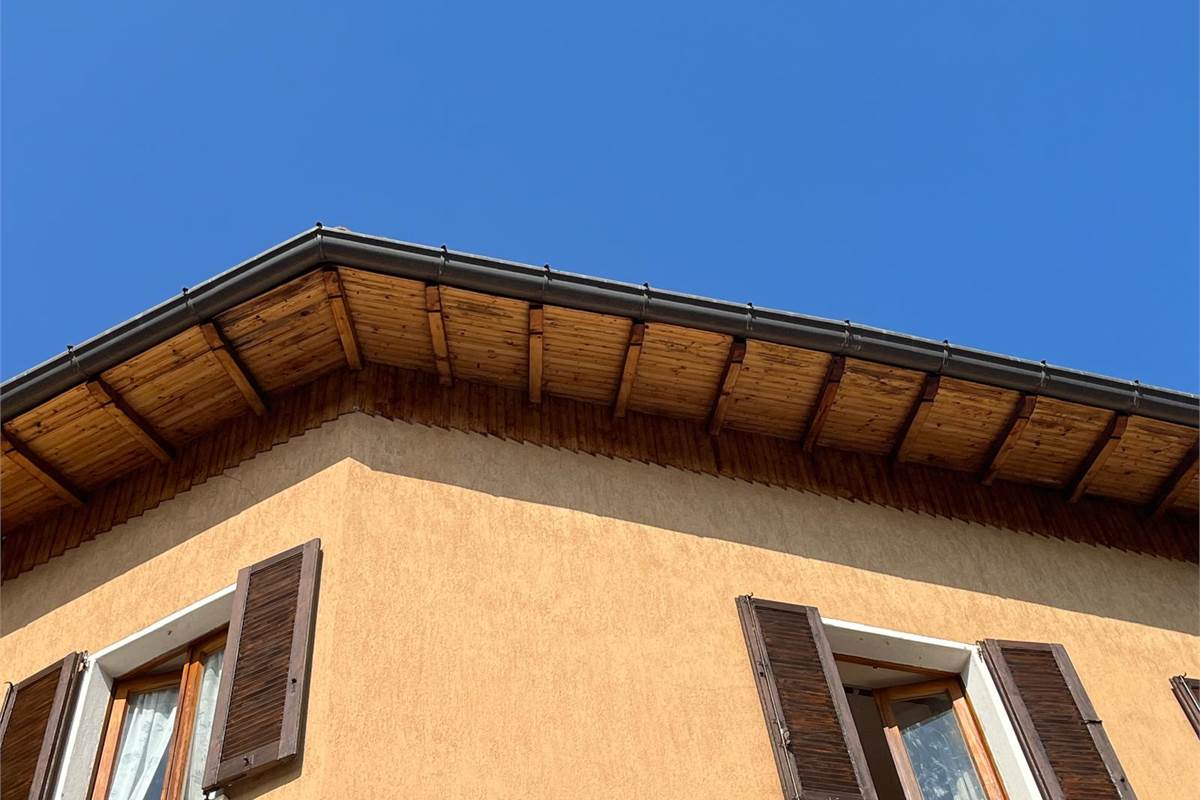 ERBA:PORZIONE DI CASA CON 2 APPART/NEGOZIO