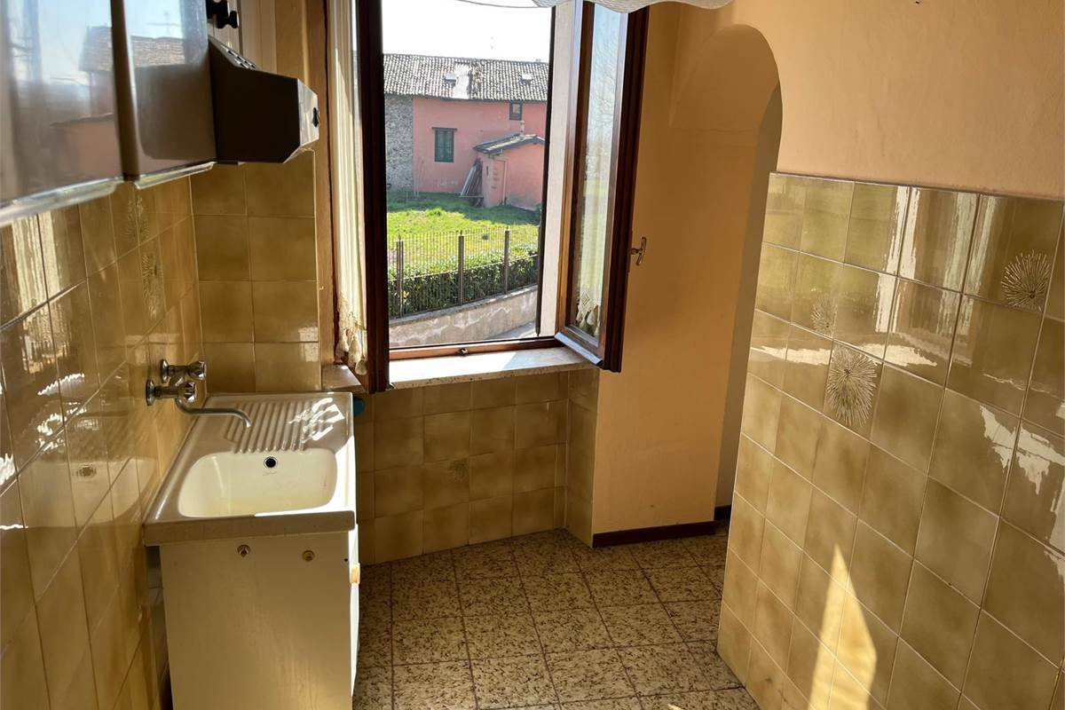 ERBA:PORZIONE DI CASA CON 2 APPART/NEGOZIO