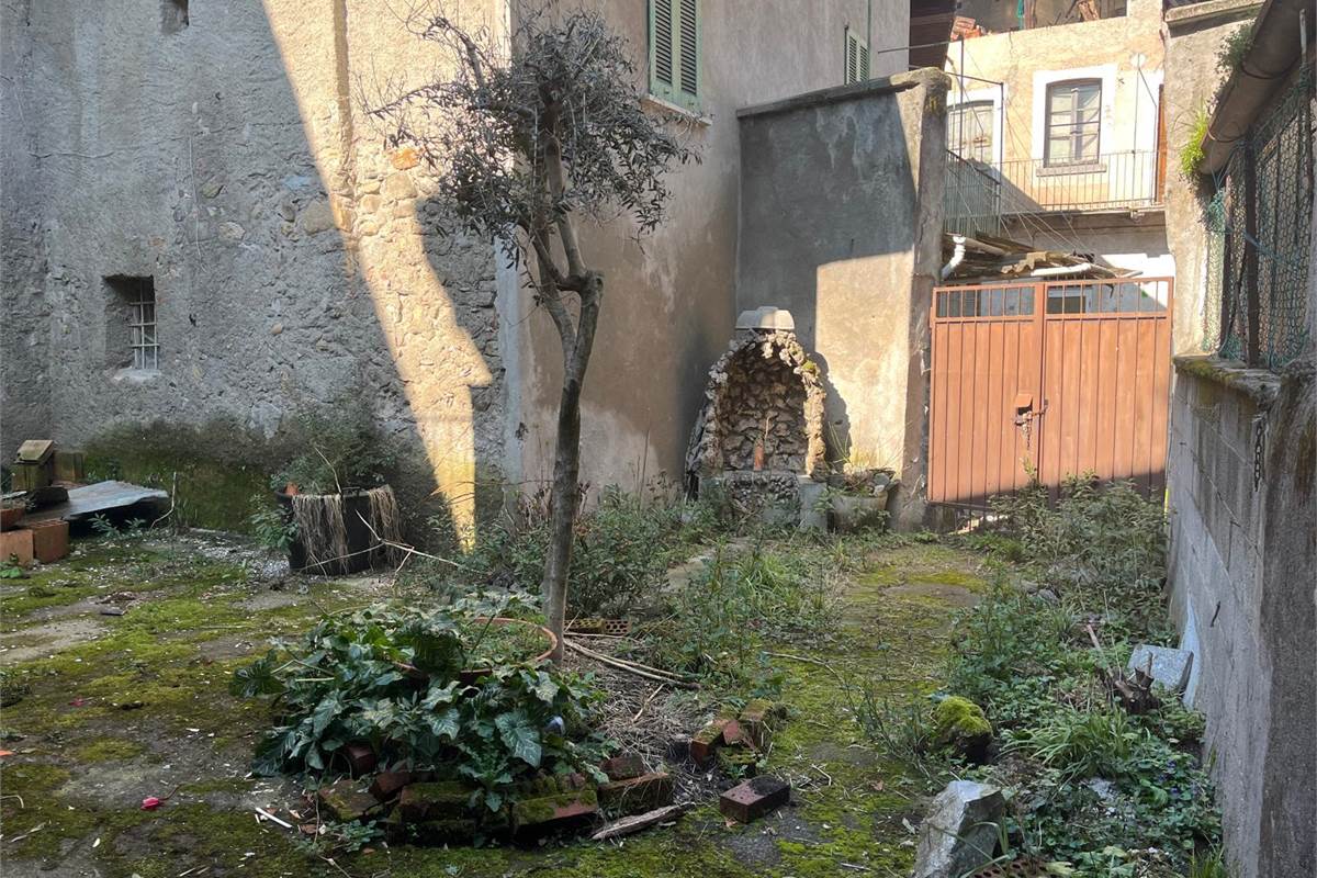 ERBA:PORZIONE DI CASA CON 2 APPART/NEGOZIO