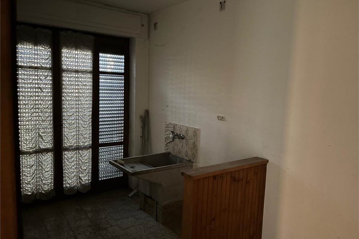 ERBA:PORZIONE DI CASA CON 2 APPART/NEGOZIO