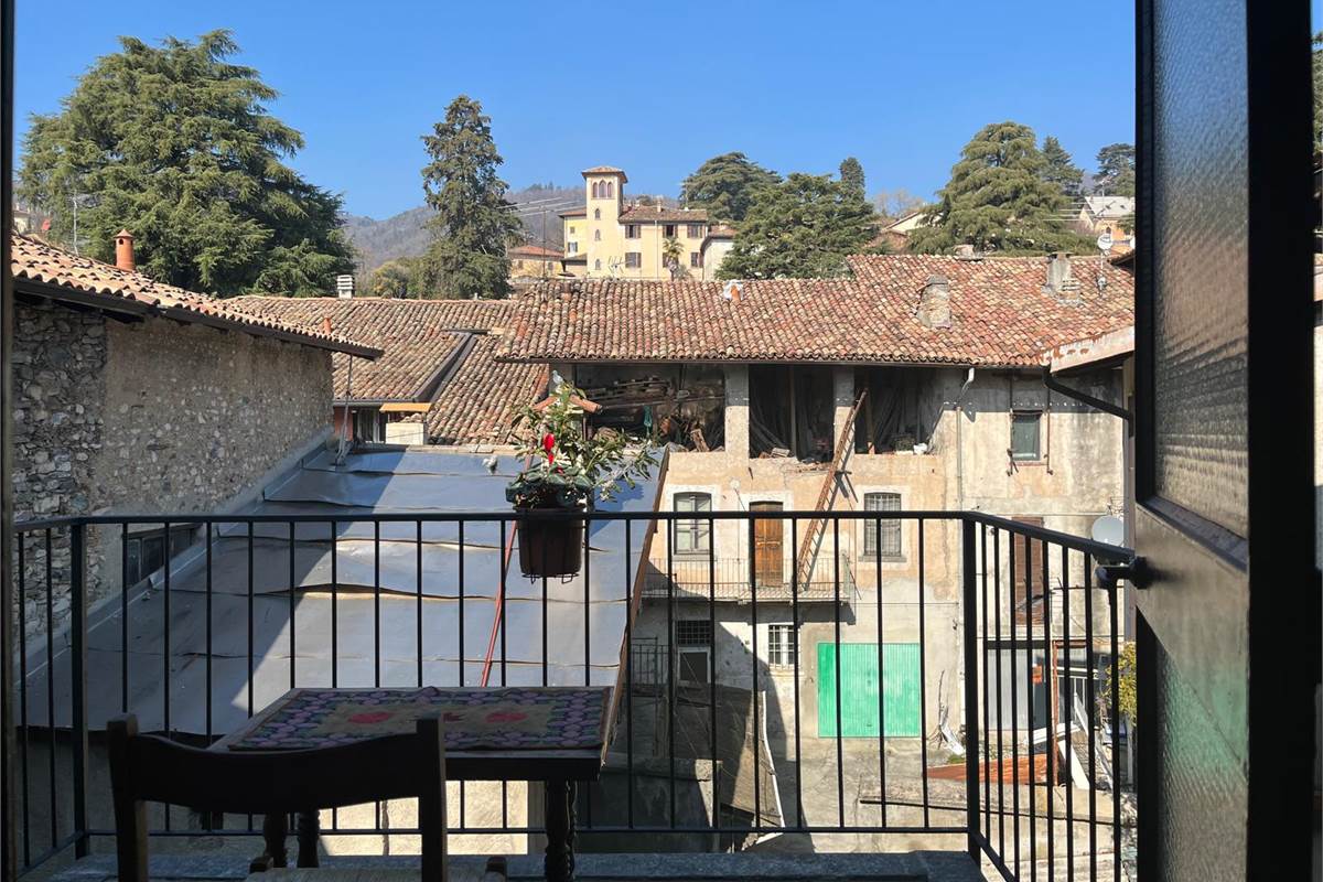 ERBA:PORZIONE DI CASA CON 2 APPART/NEGOZIO