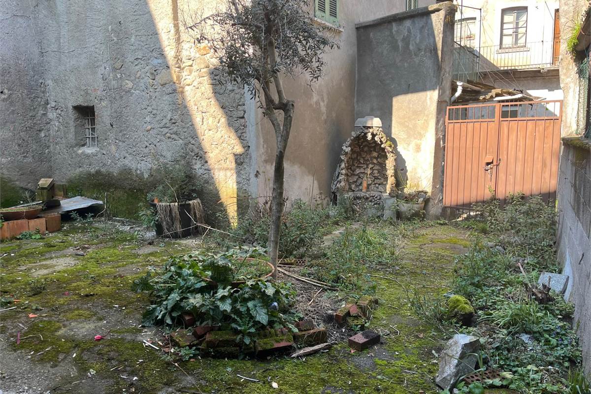 ERBA:PORZIONE DI CASA CON 2 APPART/NEGOZIO