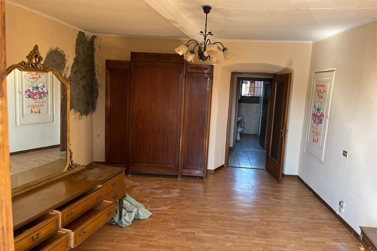 ERBA:PORZIONE DI CASA CON 2 APPART/NEGOZIO