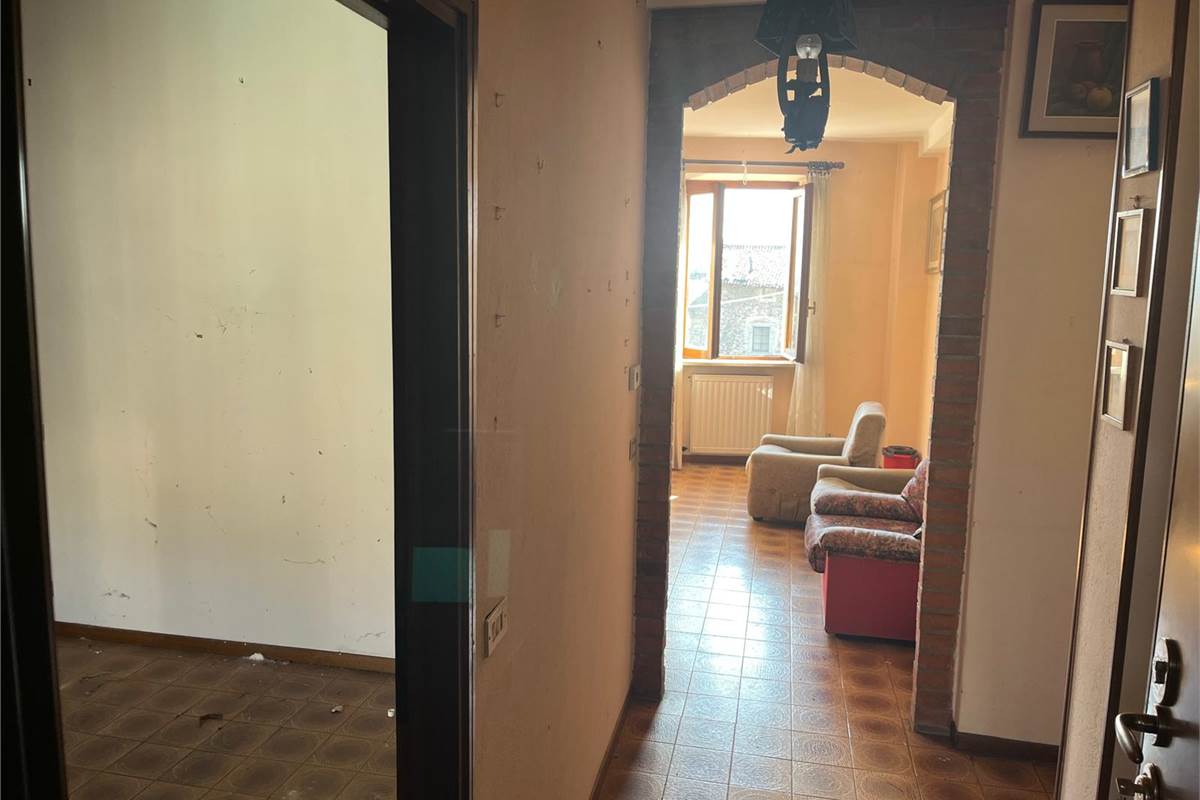 ERBA:PORZIONE DI CASA CON 2 APPART/NEGOZIO