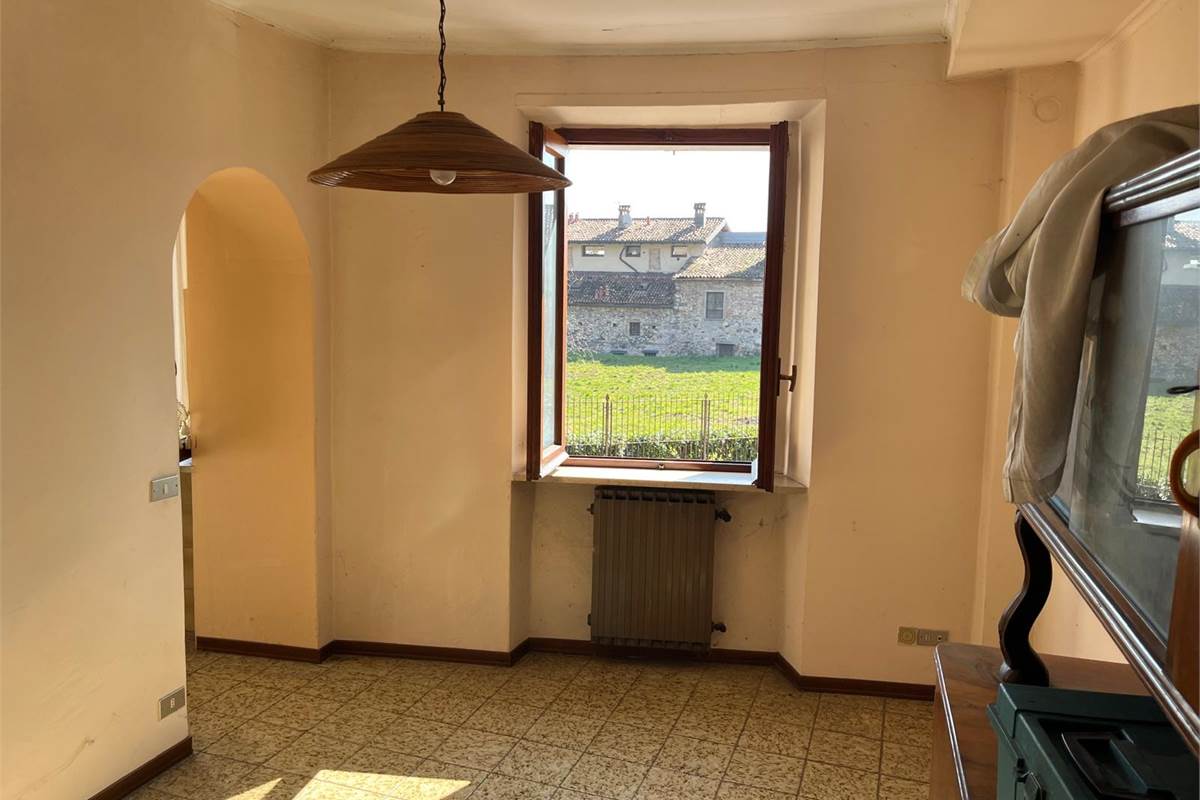 ERBA:PORZIONE DI CASA CON 2 APPART/NEGOZIO