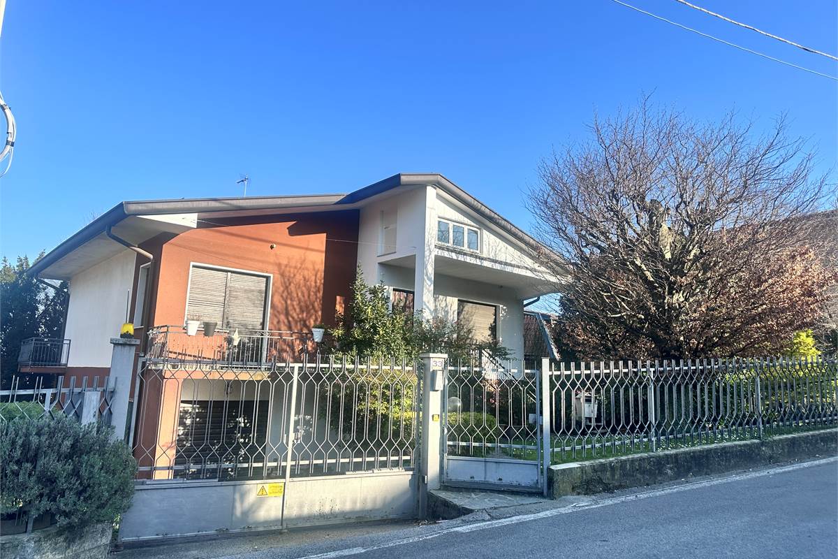 MERONE:VILLA CON 2 APPARTAMENTI E GIARDINO