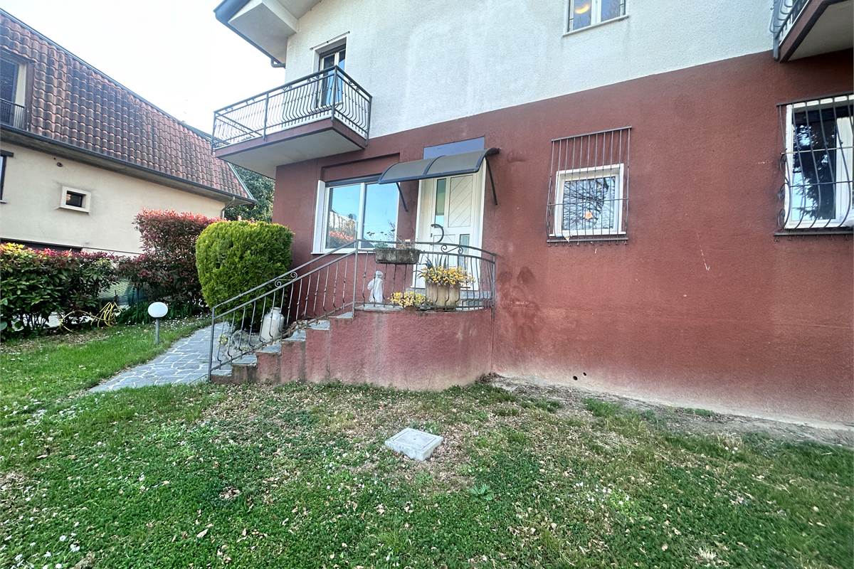 MERONE:VILLA CON 2 APPARTAMENTI E GIARDINO